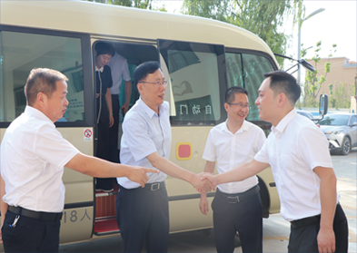 省政協(xié)副主席魏增軍一行青創(chuàng)協(xié)會(huì)委員工作室調(diào)研指導(dǎo)工作。安康市政協(xié)主席周建功、安康市委常委、副市長(zhǎng)陳暉陪同調(diào)研